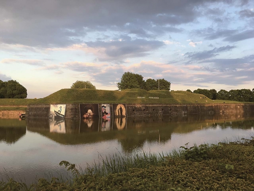 納爾登攝影節（Fotofestival Naarden）一景，展出作品於當地16世紀堡壘內外。（攝影／羅晟文）