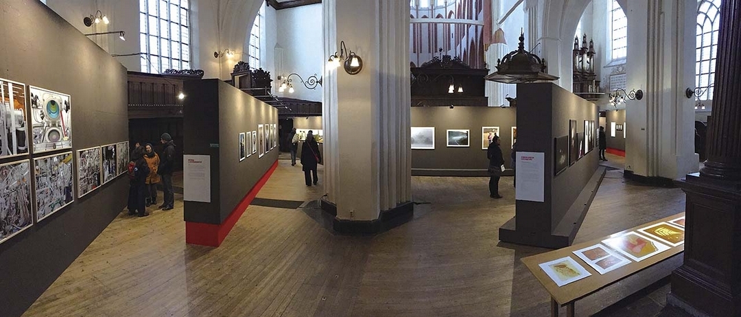 北極光攝影節（Noorderlicht Photofestival）展場一景，於Aa教堂（Der Aa-kerk）。（攝影／羅晟文）