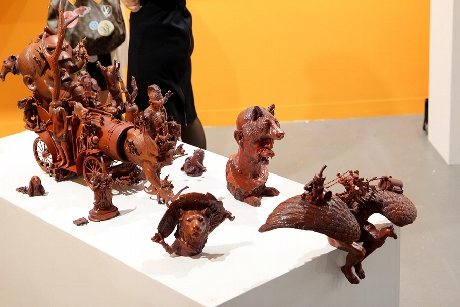 新加坡畫廊Art Agends,S.E.A.以「蛻變」為主題，呈現印尼藝術家亨德拉．普瑞亞哈尼（Hendra Blankon Priyadhani）的系列作品。（攝影／吳怡臻）