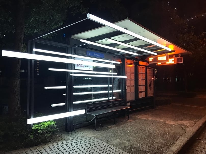 「2017大內藝術節」中藝術家蔡易成與基湖路公車站牌結合的裝置作品《時光車站》。(宜東文化創意有限公司提供)