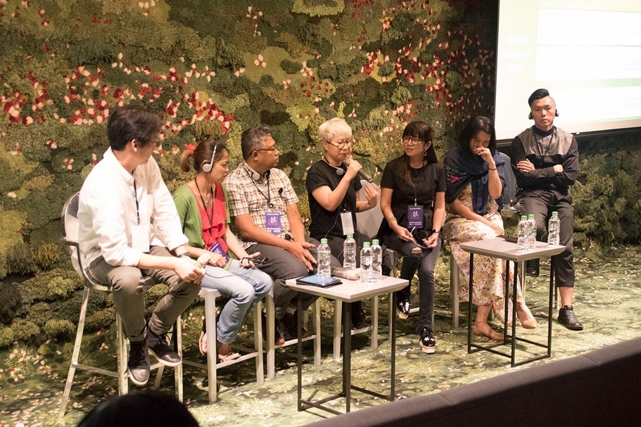 年會第二日的講者文化背景多元,更因不同的政經因素而面臨不同的挑戰;在種種困難中臨機應變、能屈能伸的彈性,其實靠的是對理念的堅持。而如何適時拒絕眼前的利益,才是藝文空間得以永續經營的關鍵。左起:曹良賓、吳淑倫、 阿得.達馬灣(Ade Darmawan)、禹簪(Tram Vu)、瑪莉卡.康斯坦提諾(Marika Constantino)、洪秉綺、郭奕臣。(台灣藝文空間連線提供、© 台北|寶藏巖國際藝術村)