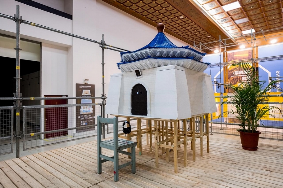 張立人的作品《世紀偉人》於2017年「後解嚴：想像紀念堂」展覽現場。（台灣藝文空間連線提供）