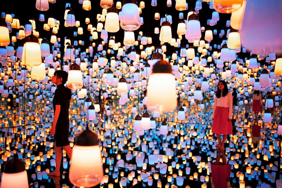 「燈之森」（ランプの森）展區由大小不一各式掛燈佈置而成。（MORI Building DIGITAL ART MUSEUM: EPSON teamLab Borderless提供）