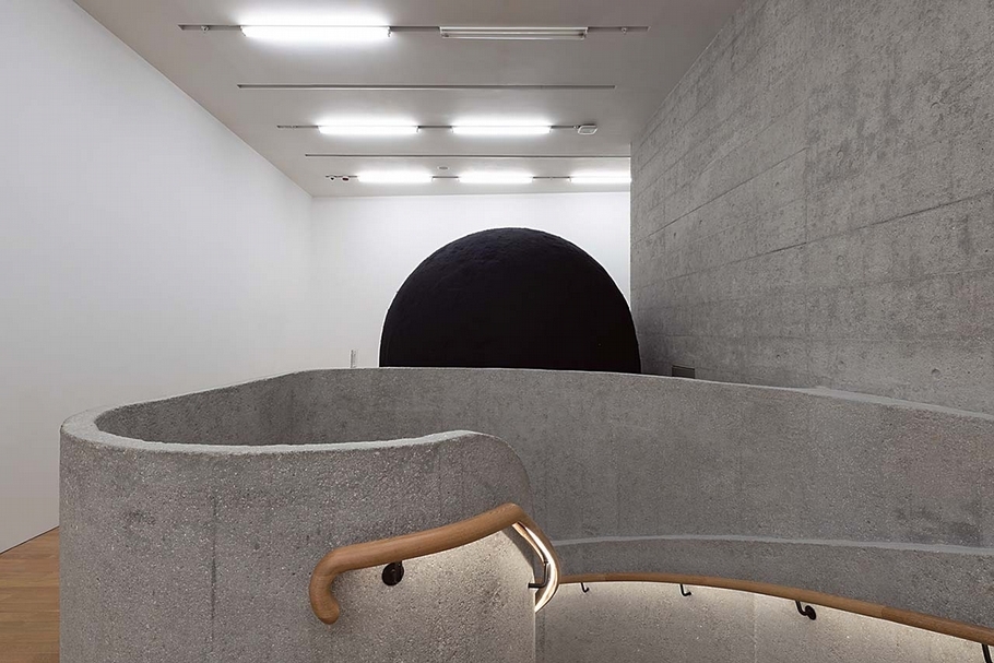 溫德｜黑球及錄像紀錄 PVC吹氣軟膠（公共空間作品） 圓周300-350cm 2000 ©大館及藝術家