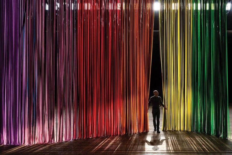 尼可．凱夫（Nick Cave）於紐約公園大道軍械艦庫藝術中心（Park Avenue Armory）展覽「放下吧」（The Let Go）現場一景。（攝影／Nick Knight，黃彥榕提供）
