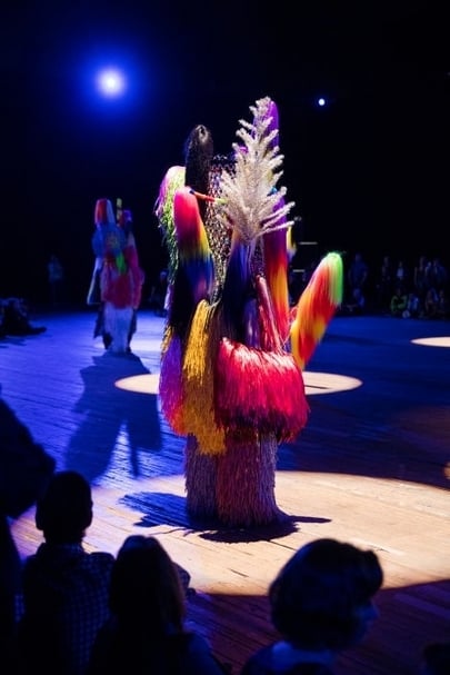 尼可．凱夫（Nick Cave）展出「連聲衣」（Soundsuits）系列作品。（攝影／James Ewing）