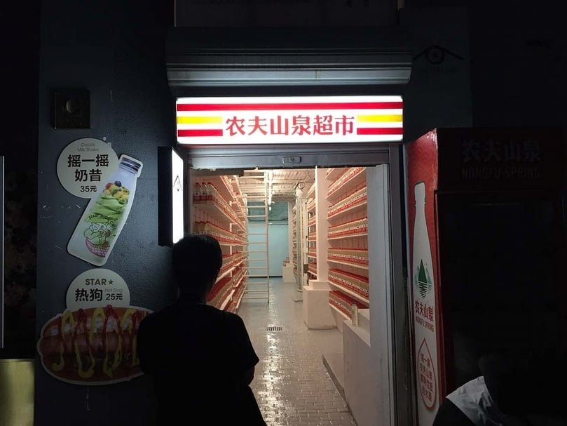 連夜安裝完畢的招牌，之後被房東要求拆除。（卞卡提供）