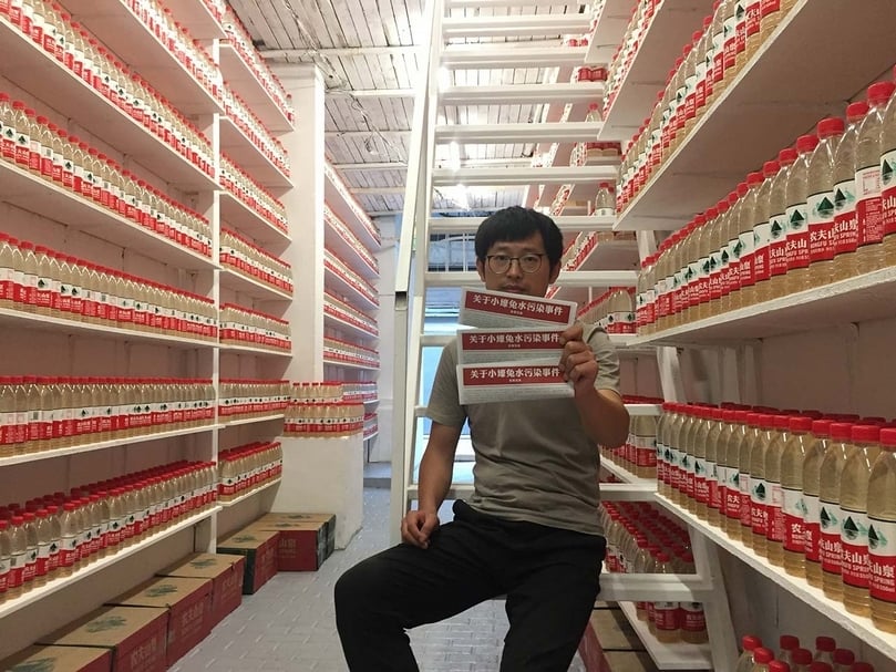 策展人鄭宏彬在「超市」內留影。（卞卡提供）