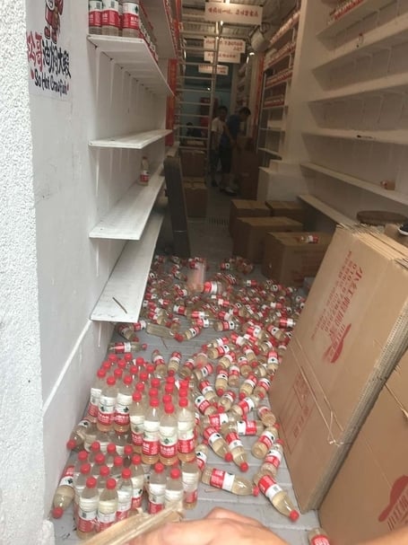 工商局在接到農夫山泉的投訴後安排工人清繳飲用水的現場，並關閉了這間「超市」。（卞卡提供）