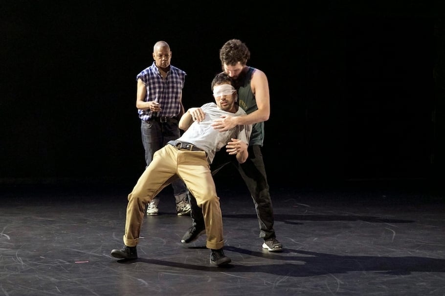 紐約表演空間（Performance Space NYC）呈現經典作品《他們》（Them）。左為施梅爾．休士頓-瓊斯（Ishmael Houston-Jones）。（攝影／Rachel Papo）