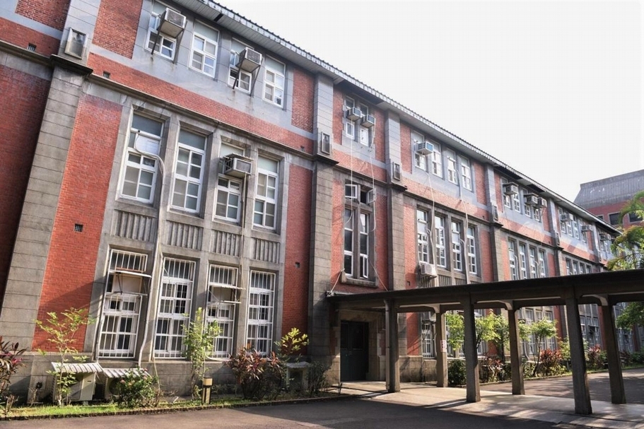 位於國立台灣師範大學內，差點被拆除的普字樓。（蕭文杰提供）