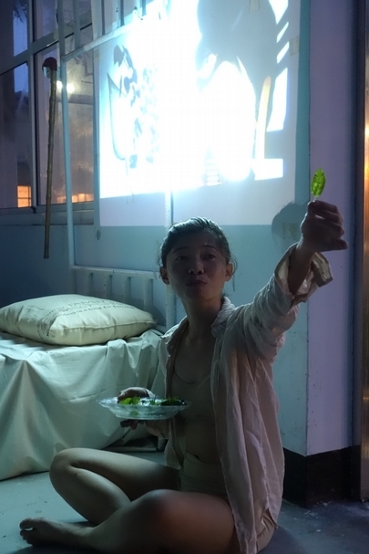跨藝所葉佩玲的表演作品《葉葉》，先是在戶外與樹互動，接著將和風醬枸杞葉沙拉分食。（蔡佩桂、簡子傑提供）