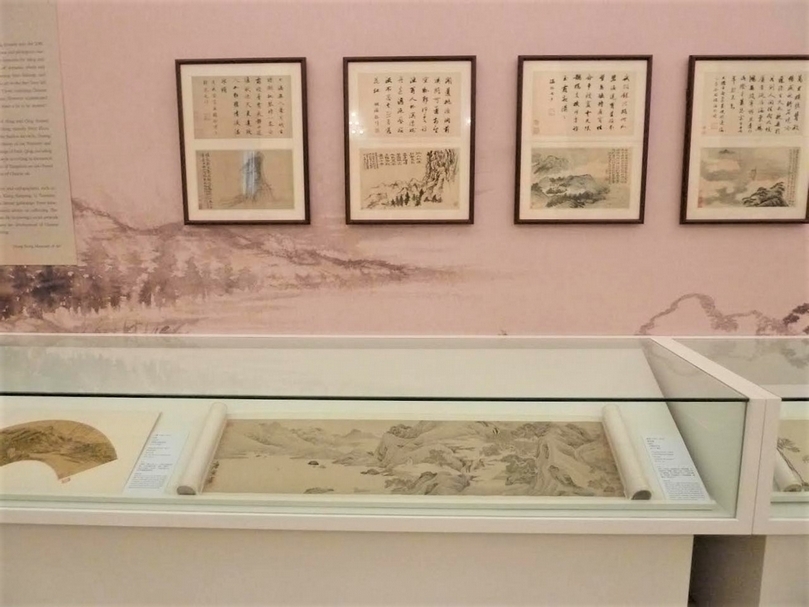 香港禮賓府內率先展示五件藏品,其中包括明末清初畫僧石濤22冊的《寫黃研旅詩意冊》和明末書畫家黃道周的《松石圖》。(攝影/林琬娸)