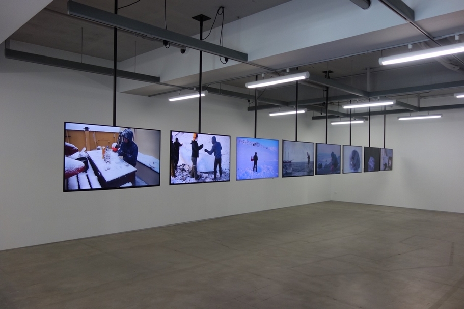 崔廣宇2010年的作品《二〇一〇極地日誌：錯誤的冰塊》於展覽現場。（双方藝廊提供）