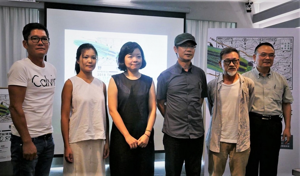 「野根莖–2018台灣美術雙年展」記者會，公布藝術家名單。左起：藝術家拉黑子．達立夫、藝術家郭俞平、策展人暨國美館助理研究員周郁齡、策展人龔卓軍、藝術家林柏樑、國立台灣美術館館長蕭宗煌。（攝影／張玉音）