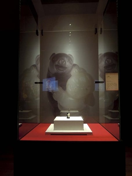圖8 〈玉人與熊〉過去較少人關注，日本東博「特別展：台北國立故宮博物院 神品至寶」展中特別搭配俯視照片，讓觀眾更能清楚看到作品的生動表情，吸引觀眾爭相圍觀。攝影／王怡文。