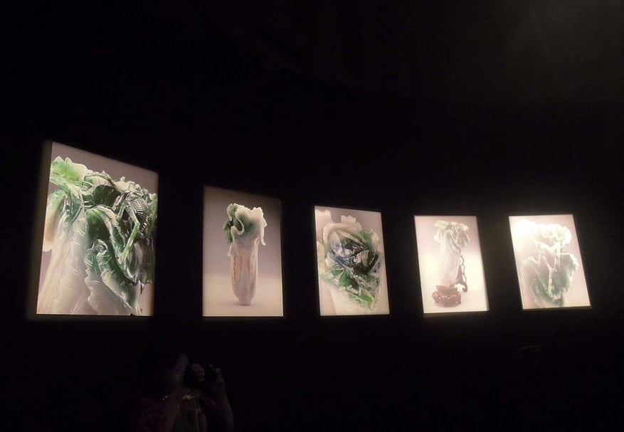 圖4 日本東博「特別展：台北國立故宮博物院 神品至寶」展中，將〈翠玉白菜〉於一室單獨展出，並搭配有各角度的細節放大照片。攝影／王怡文。