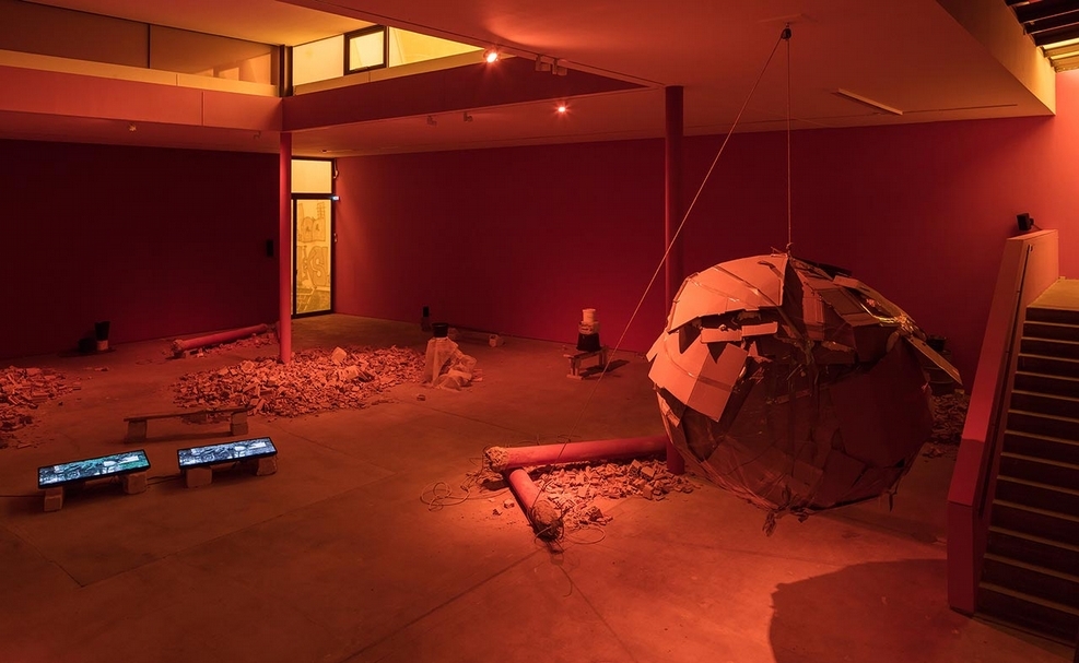迪內奧．賽瑟．博佩普（Dineo Seshee Bopape）於KW當代藝術中心展出作品《無題（隱匿的不穩定性）〔感覺〕》（Untitled (Of Occult Instability) [Feelings]）。（攝影／Timo Ohler）