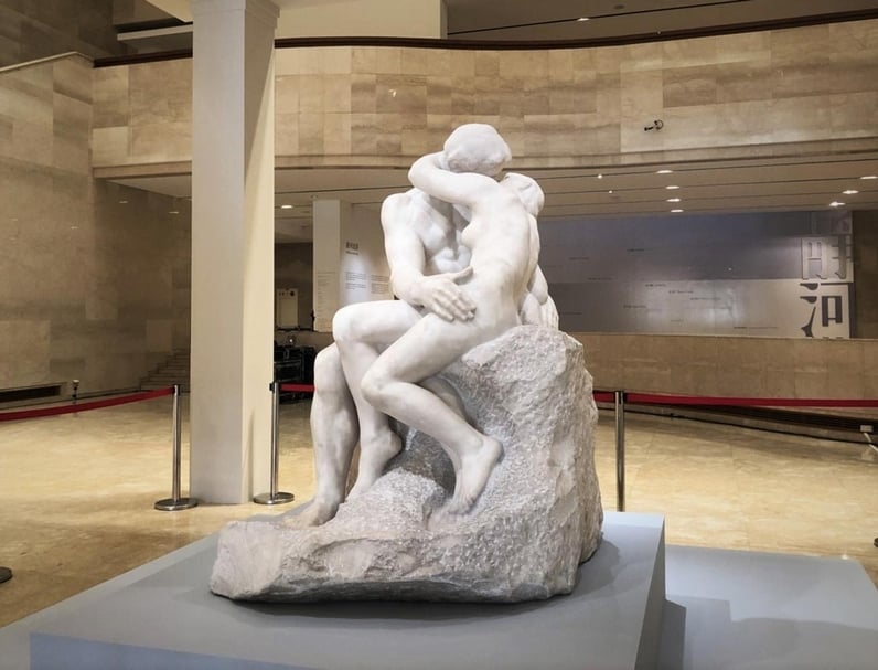 羅丹(Auguste Rodin)經典雕塑《吻》(The Kiss)在高美館入口處的雕塑大廳內。(攝影/嚴瀟瀟)
