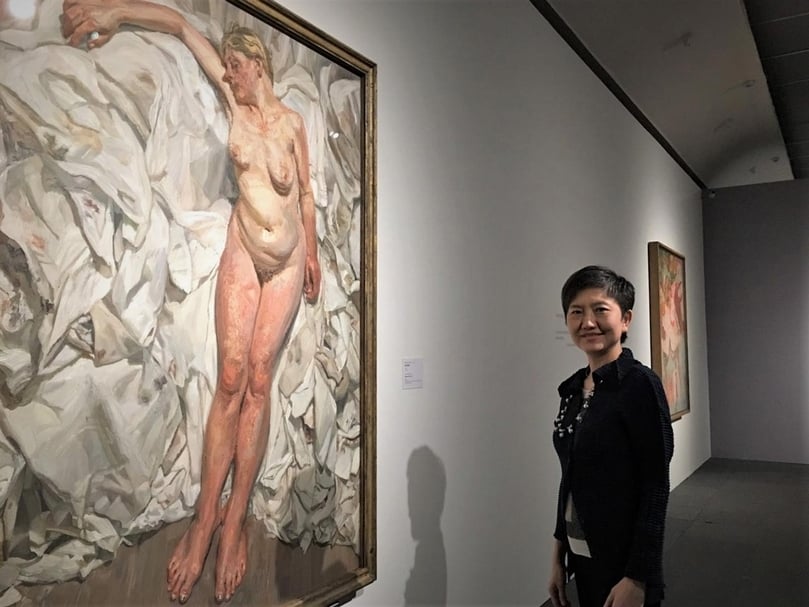 高雄市立美術館館長李玉玲於佛洛伊德(Lucian Freud)作品《站在布堆旁》(Standing by the Rags)前。(攝影/林亞偉)