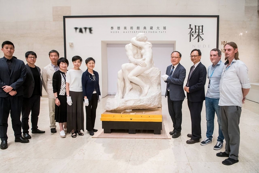 今日開箱記者會蒞臨貴賓合影（由左至右）：信源股份有限公司楊柏輔、高雄市政府文化局局長尹立、春之文化基金會董事侯玉書、信源股份有限公司董事長楊麗芬、台新銀行文化藝術基金會執行長鄭雅麗、高美館館長李玉玲、高雄市副市長史哲、富邦金控代表富邦人壽陳寬偉協理、泰德美術館典藏部隨展人員Christopher Higgins以及Sam Morgan。（高雄市立美術館提供）