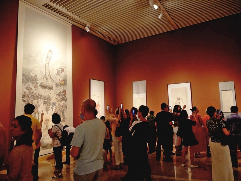 夏荊山藝術展現場畫面。圖中作品為：《觀音法相圖》，2001，220x80cm。（財團法人夏荊山文化藝術基金會提供）