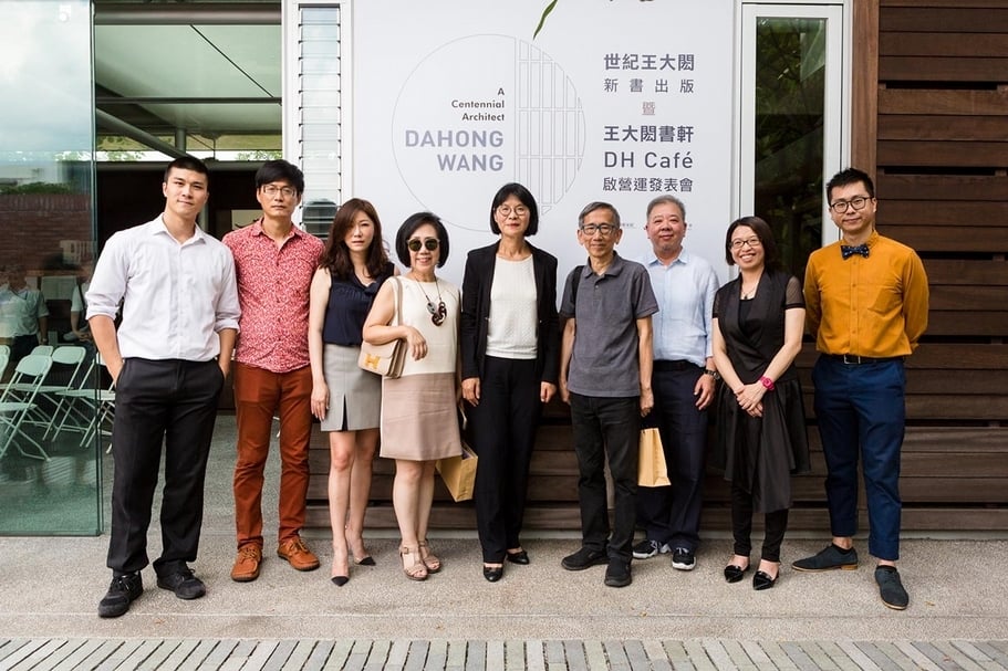 現場貴賓與明日和合製作所於王大閎書軒DH Café前合影，左起：舞者張汶皓、藝術家陶亞倫、文心藝術基金會董事長葉曉甄、劉如容女士、典藏藝術家庭社長簡秀枝、郭肇立教授、蘇喻哲建築師、文心藝術基金會執行長翁淑英、主持人張剛華。（文心藝術基金會提供）