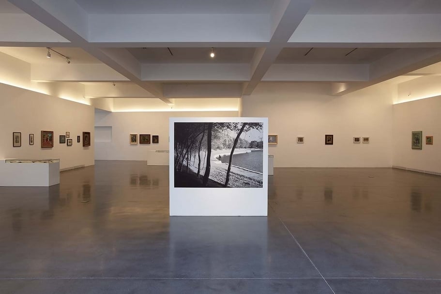 北京中間美術館「新月：趙文量、楊雨澍回顧展」展覽現場。（中間美術館提供）