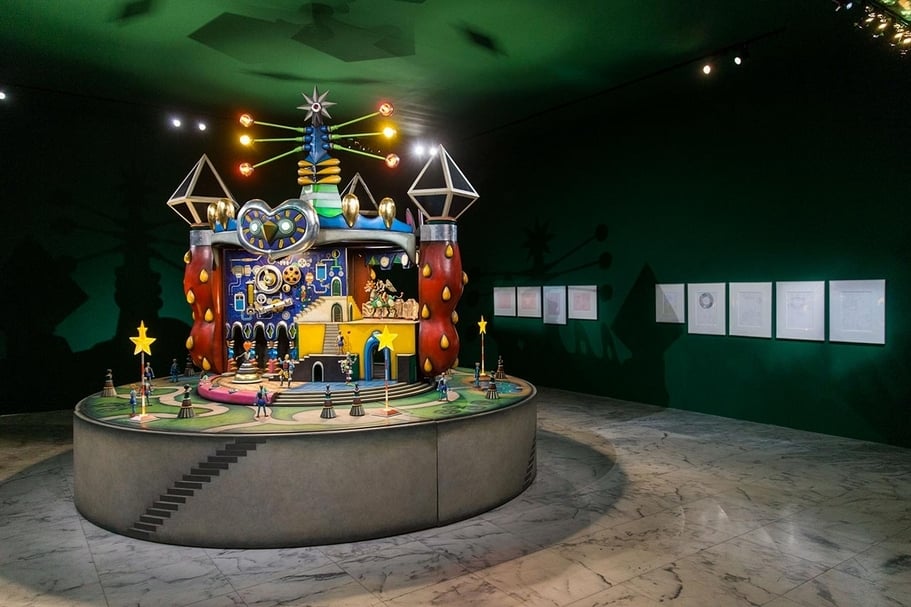 大型動力機械裝置展「異星系」展出一景：李子勳，《迷宮劇場》，綜合媒材，400×400×400 cm，2002，彭北辰捐贈、臺北市立美術館典藏。（台北市立美術館提供）