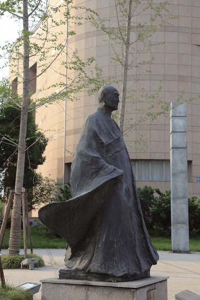 圖2 鑑真像雕塑。