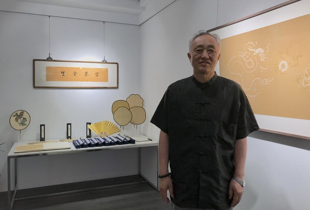 「紙醉金迷第一人」俞存榮首次來台展覽，使失傳蠟箋重現光輝。