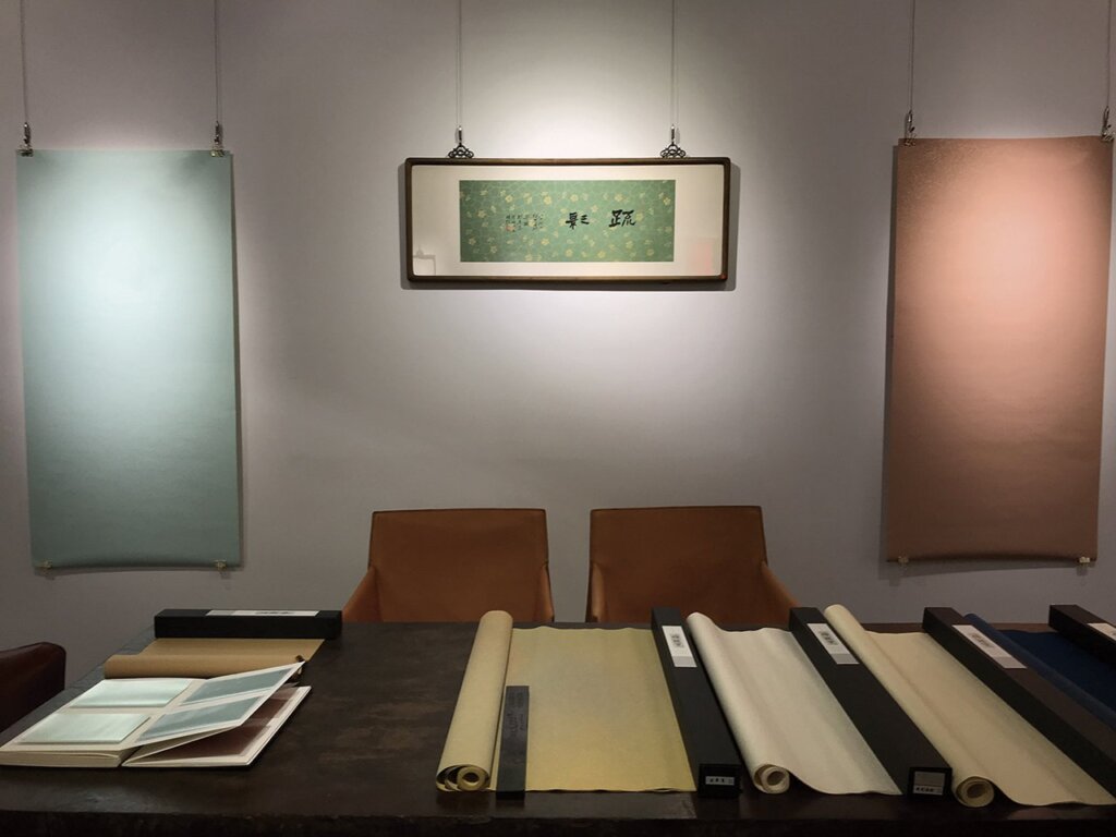 錦龍堂俞存榮帶來多樣手工製紙，其紙壽千年而雋永。