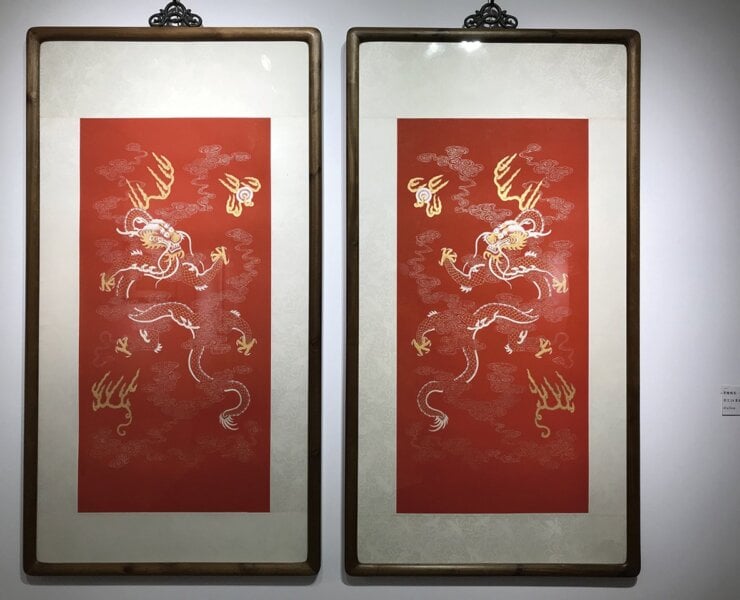 〈吉龍〉手繪絹本，手工24Ｋ真金，67×33公分。