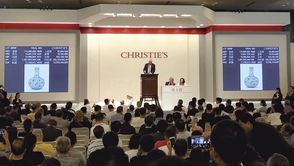 佳士得香港拍賣現場。圖為乾隆〈鬥彩加粉彩暗八仙纏枝蓮紋天球瓶〉拍賣之實況。攝影╱藍玉琦。
