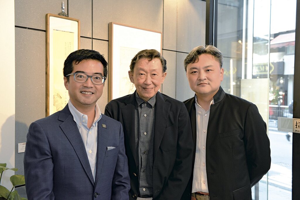 研木得益主人黑國強（左）與松蔭藝術主人潘敦共同展覽，邀請董橋（中）等六位藝術家聯展。