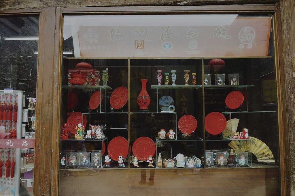 揚州的漆器以「百寶嵌」最具特色，旅遊產品則多以小件商品為主。