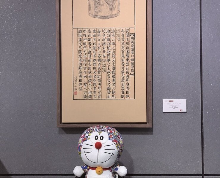黃健亮創作與明〈黃花梨葵口螭紋筆筒〉相互呼應。攝影／藍玉琦。