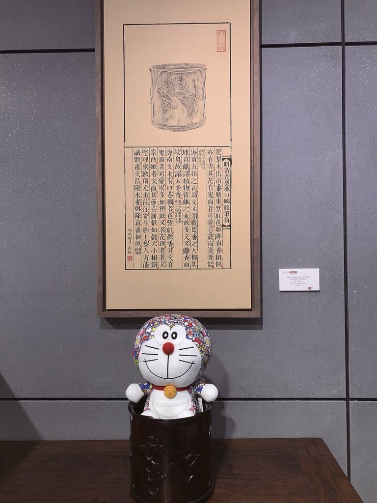 黃健亮創作與明〈黃花梨葵口螭紋筆筒〉相互呼應。攝影／藍玉琦。
