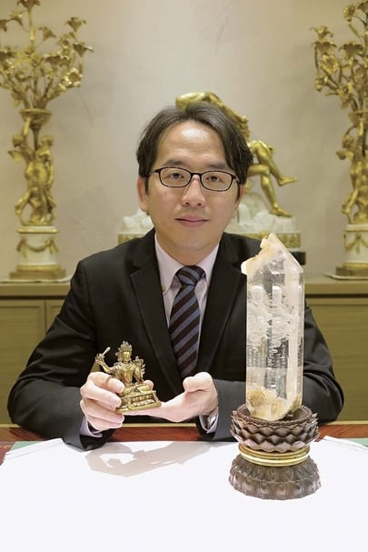 嘉記珠寶負責人林嘉瑞與〈文殊菩薩〉、〈心經如來佛〉合影。（攝影／董耘，嘉記珠寶提供）