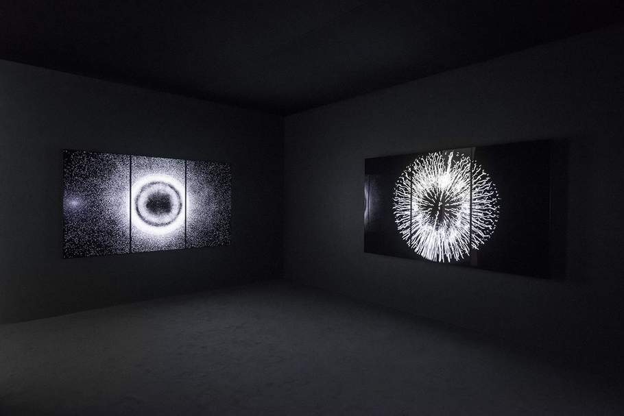 香港佩斯畫廊維拉里爾個展「里奧．維拉里爾：逃逸速度」（Leo Villareal: ESCAPE VELOCITY）展覽一景。（© Leo Villareal, curtesy of Pace Gallery）
