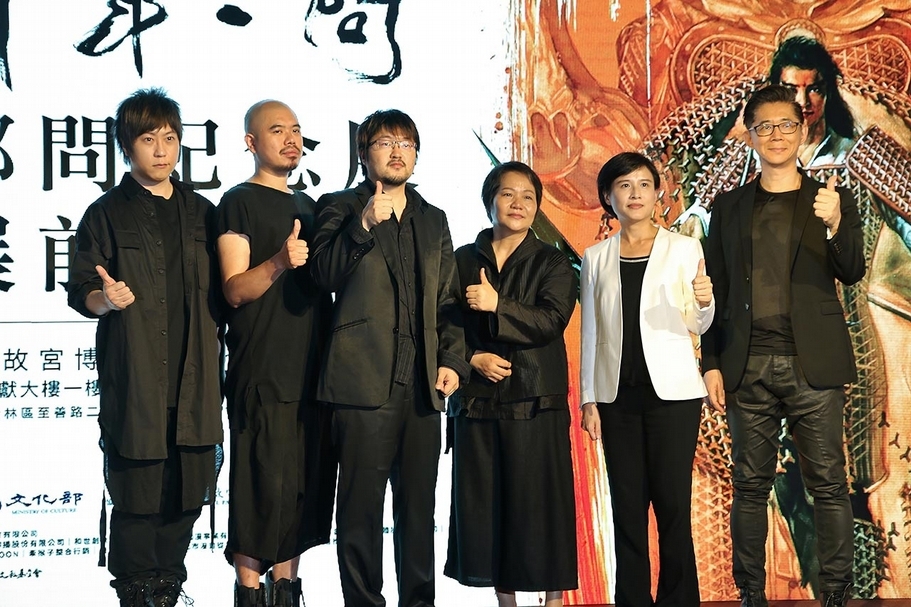 5月29日在華山藝文特區舉辦的「千年一問：鄭問故宮大展」展前記者會。右至左分別為：策展人鍾孟舜、文化部長鄭麗君、鄭問太太王錦珠、鄭問兒子鄭植羽、導演陳奕仁、流行歌手阿信。（國立故宮博物院提供）