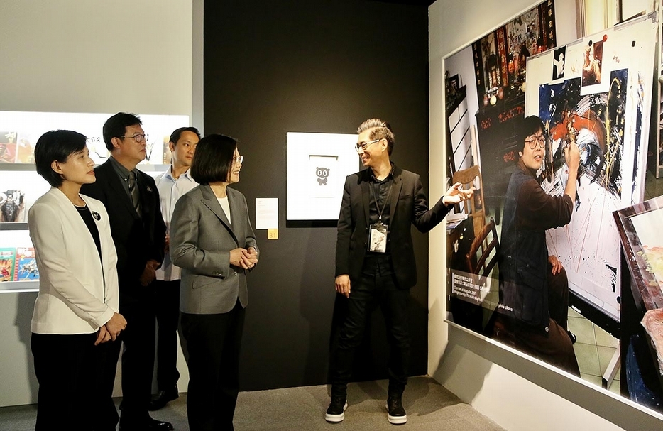策展人鍾孟舜（右）向總統蔡英文、文化部長鄭麗君等貴賓介紹展覽。（國立故宮博物院提供）
