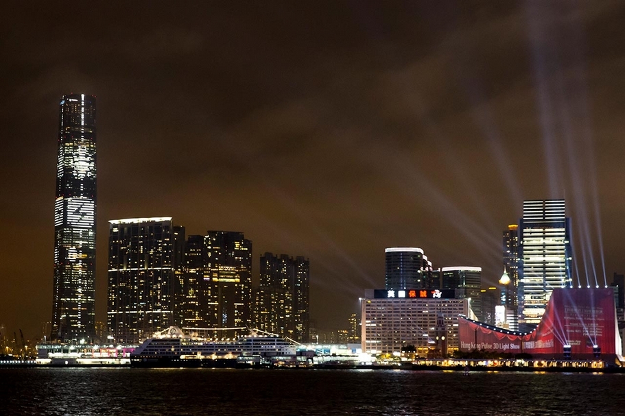香港巴塞爾藝術展會（Art Basel HK），藝術以各種姿態裝點港島天際線的外貌，2015年曹斐視頻裝置作品《樂舊．圖新》在香港最高的建築環球貿易廣場建築立面上展示。（Art Basel Hong Kong提供）