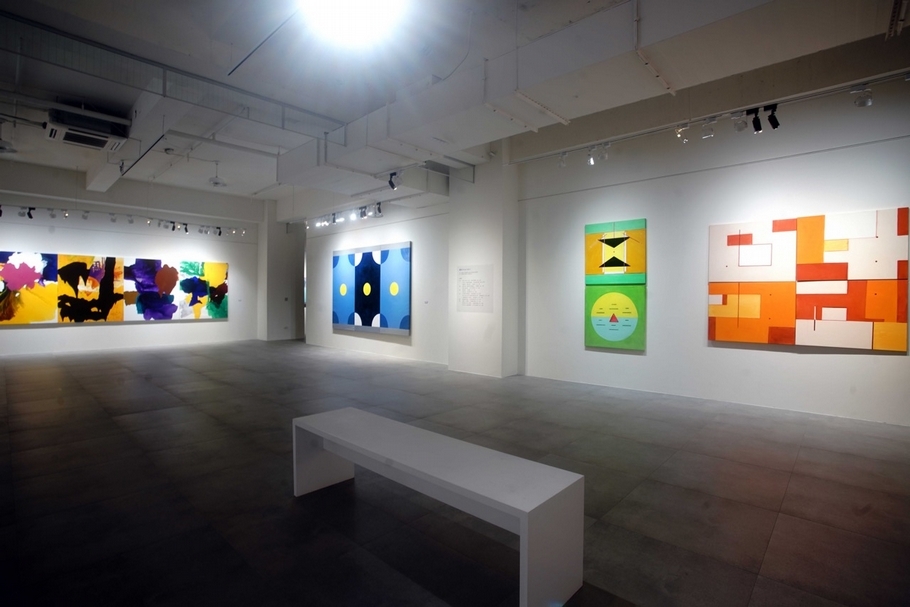 曲德義、霍剛的作品於耘非凡美術館展出現場。(采泥藝術提供)