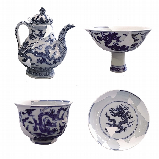 左上：〈青花雲龍紋梨形壺〉，2014年出土；右上：〈青花雲龍紋高足杯〉，2014年出土；左下：〈青花雲龍紋金鐘碗〉，2014年出土；右下：〈青花雲龍紋窩盤〉，2014年出土。（景德鎮陶瓷考古研究所提供）