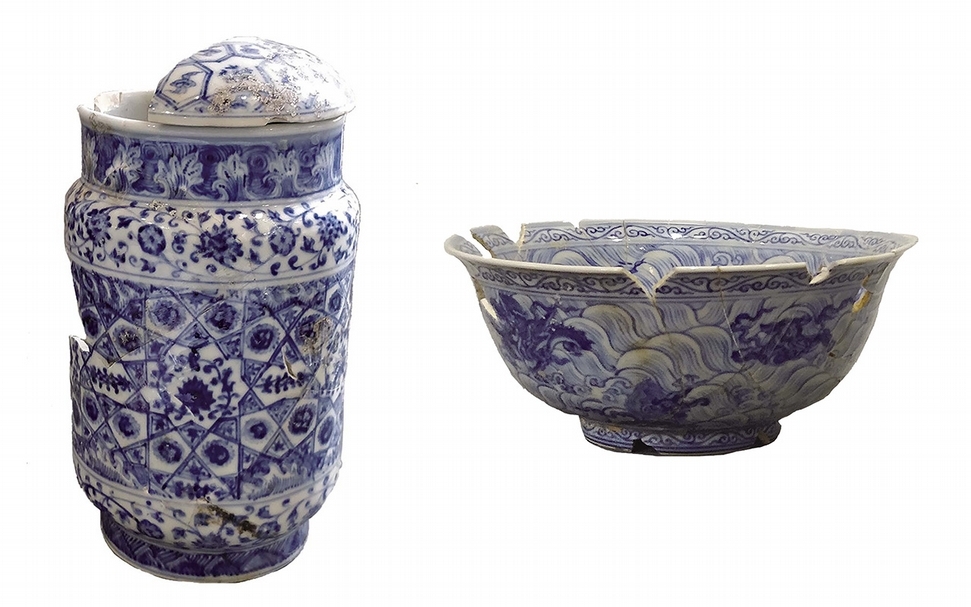 左：〈青花花卉紋壯罐〉，2014年出土；右：〈青花淡描海水瑞獸紋侈口碗〉，2014年出土。（景德鎮陶瓷考古研究所提供）