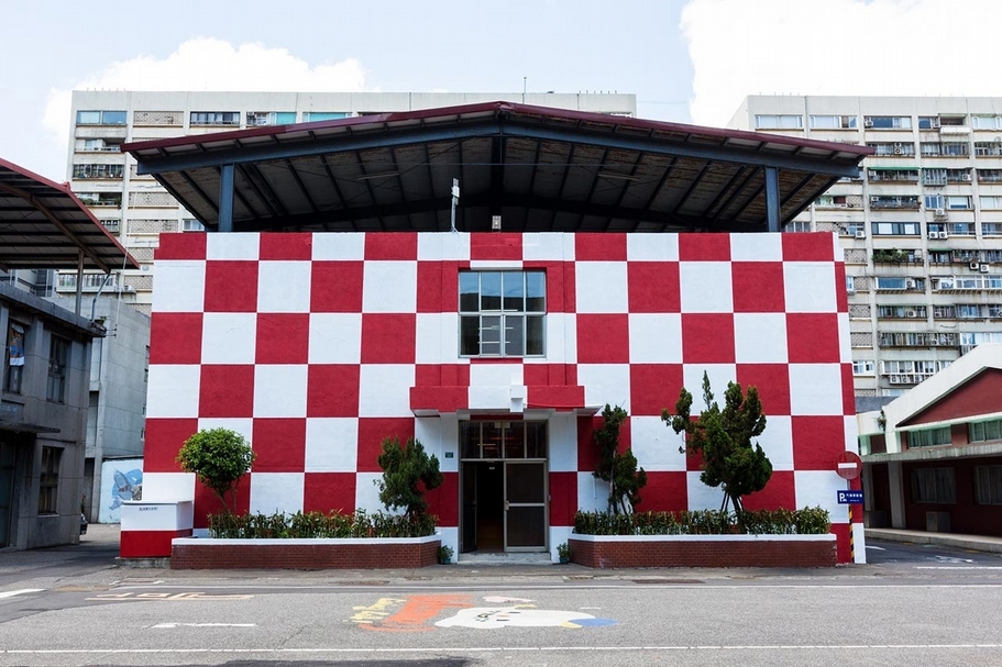 台灣當代文化實驗場（Taiwan Contemporary Culture Lab，簡稱C-LAB）營運中心外觀，為藝術家楊俊計畫的「代碼是我們的語言：紅、藍、白」創作。（攝影／呂國瑋，文化部提供）