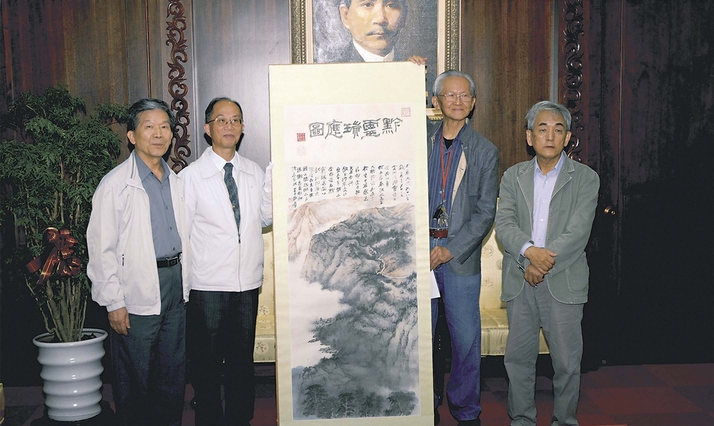 國父紀念館館藏張大千畫贈何應欽的《黔靈瑞應》圖，左起為國立臺灣藝術大學書畫學系教授羅振賢、國父紀念館館長林國章、中國藝術史學者傅申、前國立故宮博物院書畫處處長王耀庭。（國立國父紀念館提供）