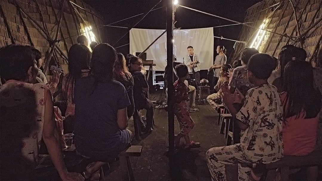 百富院卡拉OK大會當天，參與伴唱帶拍攝的Ajii和DiDi看著伴唱帶中自己的影像，為大家開場獻唱。（陳含瑜提供）