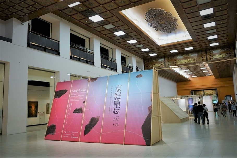 「家庭備忘——記憶與遷徙之島：東南亞新住民主題當代藝術展」展場一隅。（攝影／汪正翔，均勻製作提供）